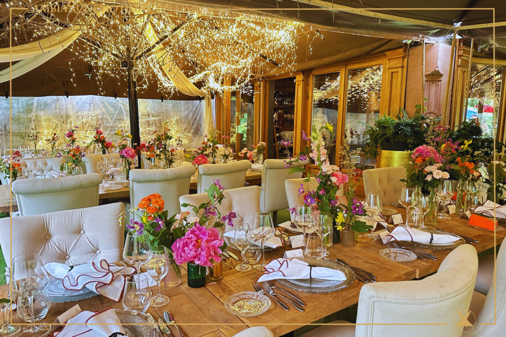 Salle décorée pour le repas de mariage