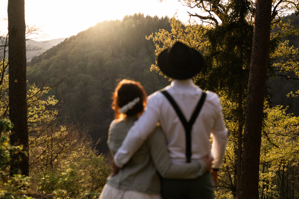 couple face à une montagne